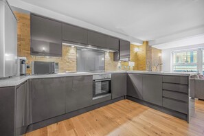 Fridge, microwave, oven, stovetop - Stylish 1-Bed Soho Apartment - Sleeps 4 - West End (London)
