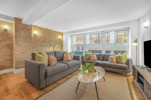 TV, offices - Stylish 1-Bed Soho Apartment - Sleeps 4 - West End (London)