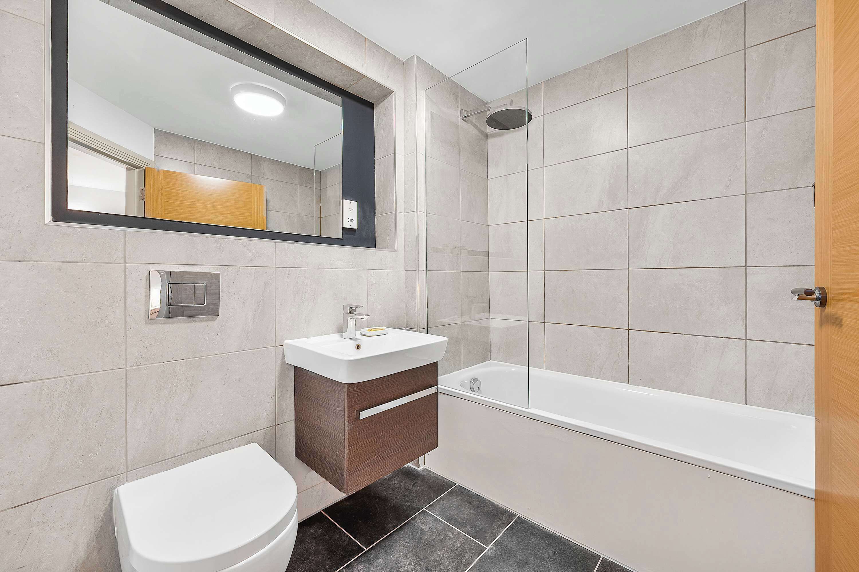 Douche, sèche-cheveux, serviettes fournies, shampoing