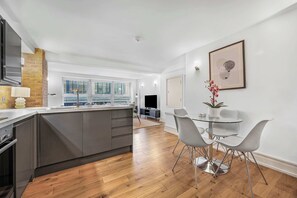 Fridge, microwave, oven, stovetop - Stylish 1-Bed Soho Apartment - Sleeps 4 - West End (London)