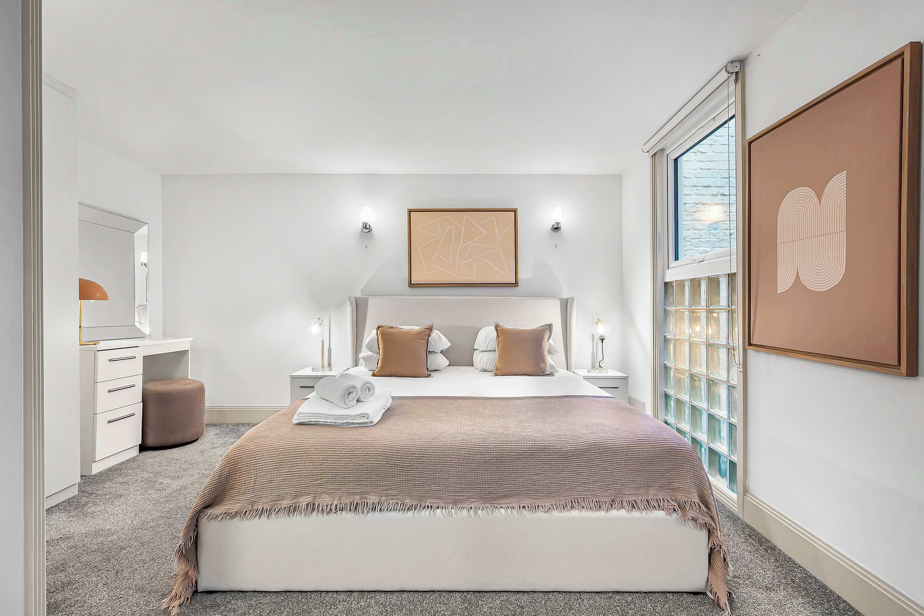 Fer et planche à repasser, lit parapluie, Wi-Fi, draps fournis