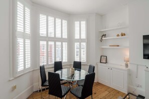 Dining - Generous 2-bed Apartment near Queen's Park (London)