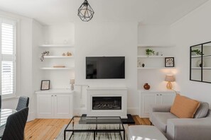 TV, offices - Generous 2-bed Apartment near Queen's Park (London)