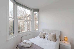 2 bedrooms, iron/ironing board, travel cot, WiFi - Generous 2-bed Apartment near Queen's Park (London)