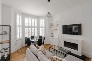 TV, offices - Generous 2-bed Apartment near Queen's Park (London)