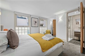 1 bedroom, iron/ironing board, travel cot, WiFi - Elegant Soho 1-Bed - Balcony, 2 Baths, Sleeps 4 (London)
