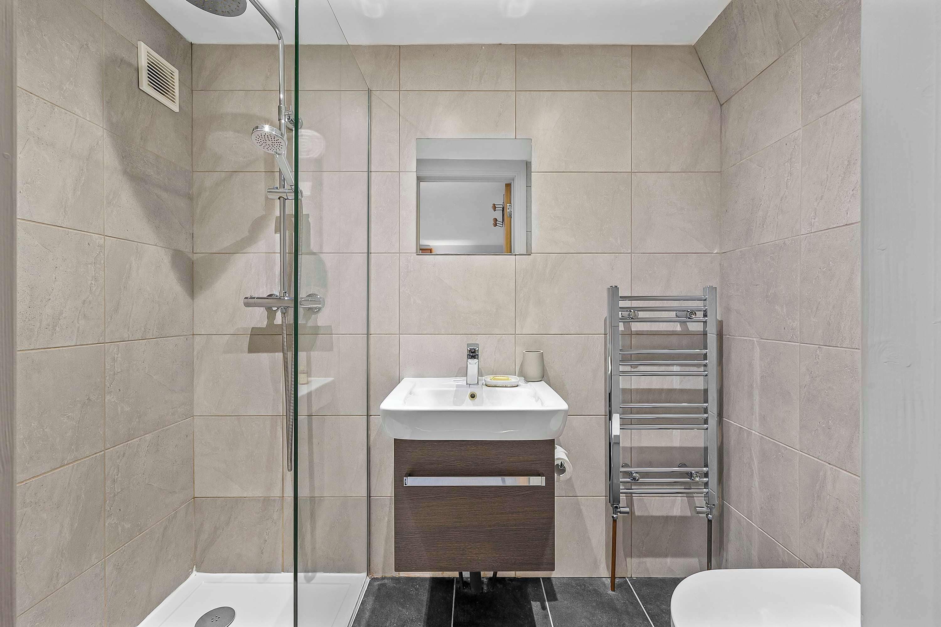 Een douche, een haardroger, handdoeken, shampoo