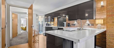 Réfrigérateur, micro-ondes, four, plaque de cuisson