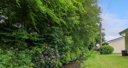 2 Bed Cottage - Sleeps 4 - Pets - Parking - Wifi