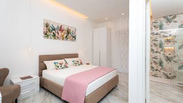 2 bedrooms, desk