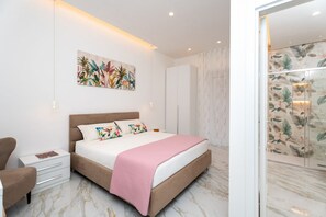 2 Schlafzimmer, Schreibtisch