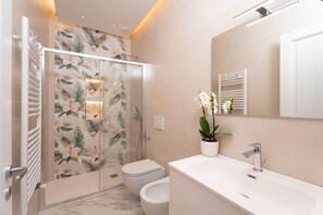 Shower, bidet, towels, shampoo - Elegant renovated apartment with private terrace (Piano di Sorrento)