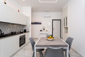 Fridge, microwave, dishwasher - Elegant renovated apartment with private terrace (Piano di Sorrento)