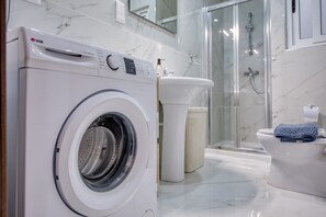 Shower, hair dryer, towels, soap - Bright & modern penthouse, 2 sun terraces BFRA1-3 (Gzira)