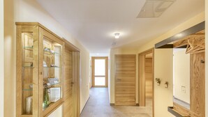 A hallway with wooden cabinets, a bench, and a door leading to another room. - 5* vacation home 188sqm with high-quality comfort with 4 bedrooms and space for 7 people (Sankt Andreasberg)
