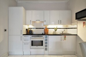 Basic Apartment | Private kitchen - Hertford Flat 13 (London)
