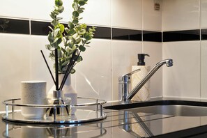 Basic Apartment | Interior - Hertford Flat 13 (London)