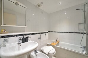 Basic Apartment | Bathroom - Hertford Flat 13 (London)