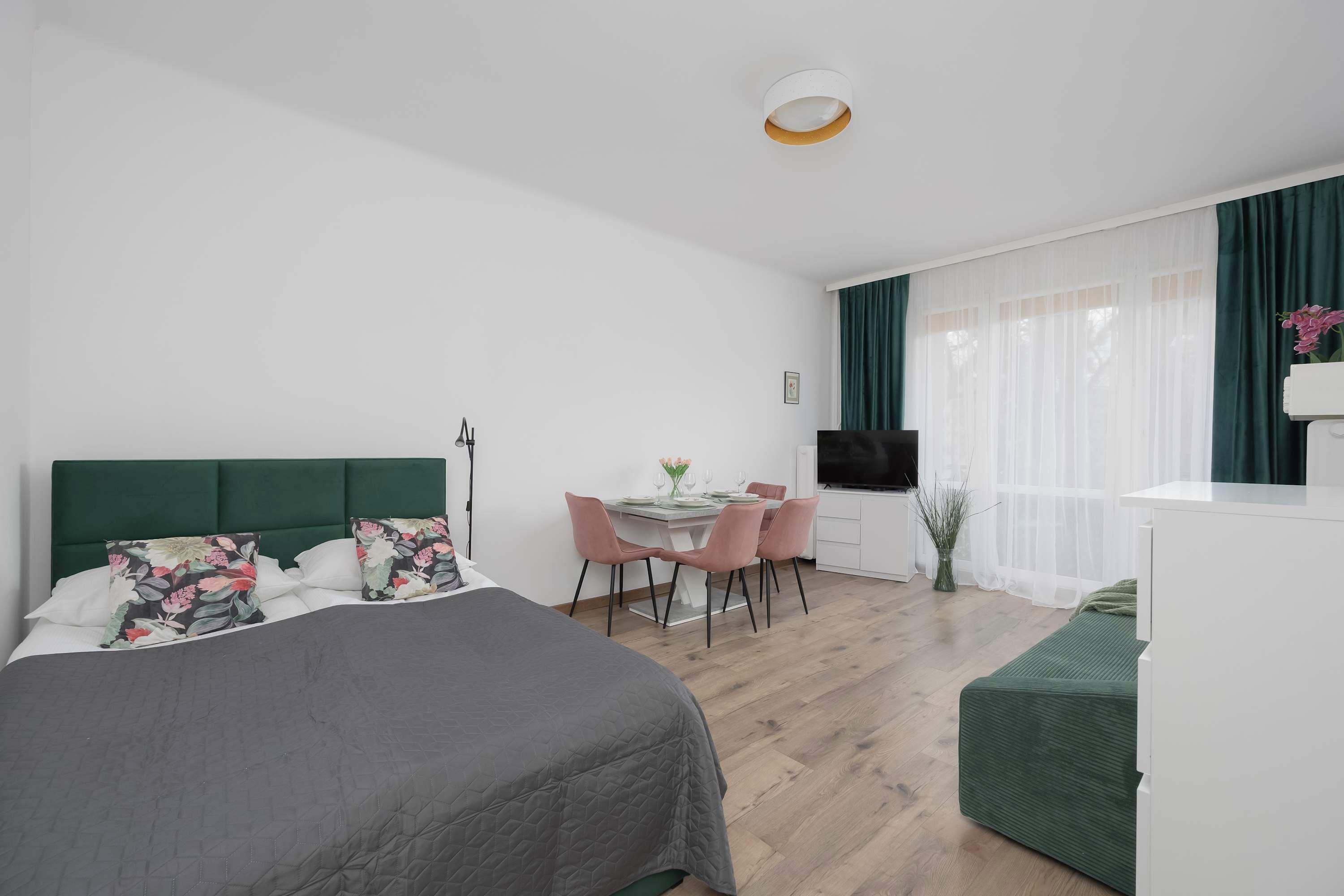 Tabla de planchar con plancha, cuna de viaje, wifi y ropa de cama