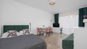 Tabla de planchar con plancha, cuna de viaje, wifi y ropa de cama