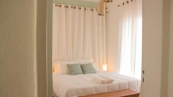 Minibar, tabla de planchar con plancha, wifi gratis y ropa de cama