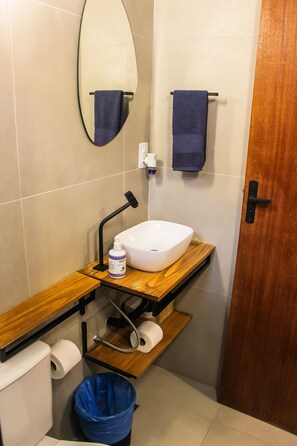 Phòng Suite | Phòng tắm | Buồng tắm vòi sen, đồ dùng nhà tắm miễn phí, máy sấy tóc, khăn tắm