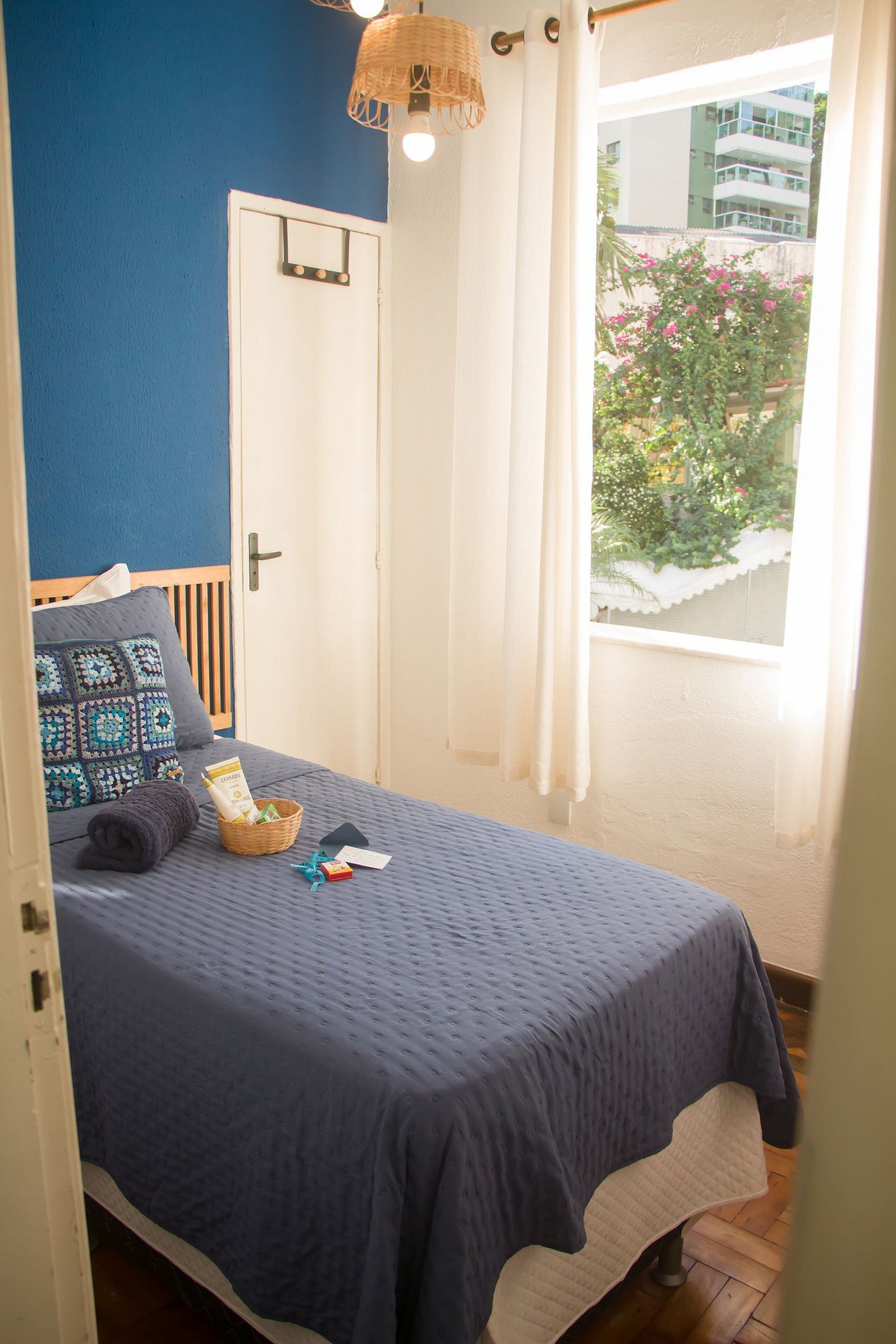 Minibar, tabla de planchar con plancha, wifi gratis y ropa de cama 
