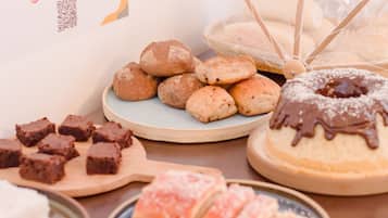 Café da manhã com buffet grátis todos os dias