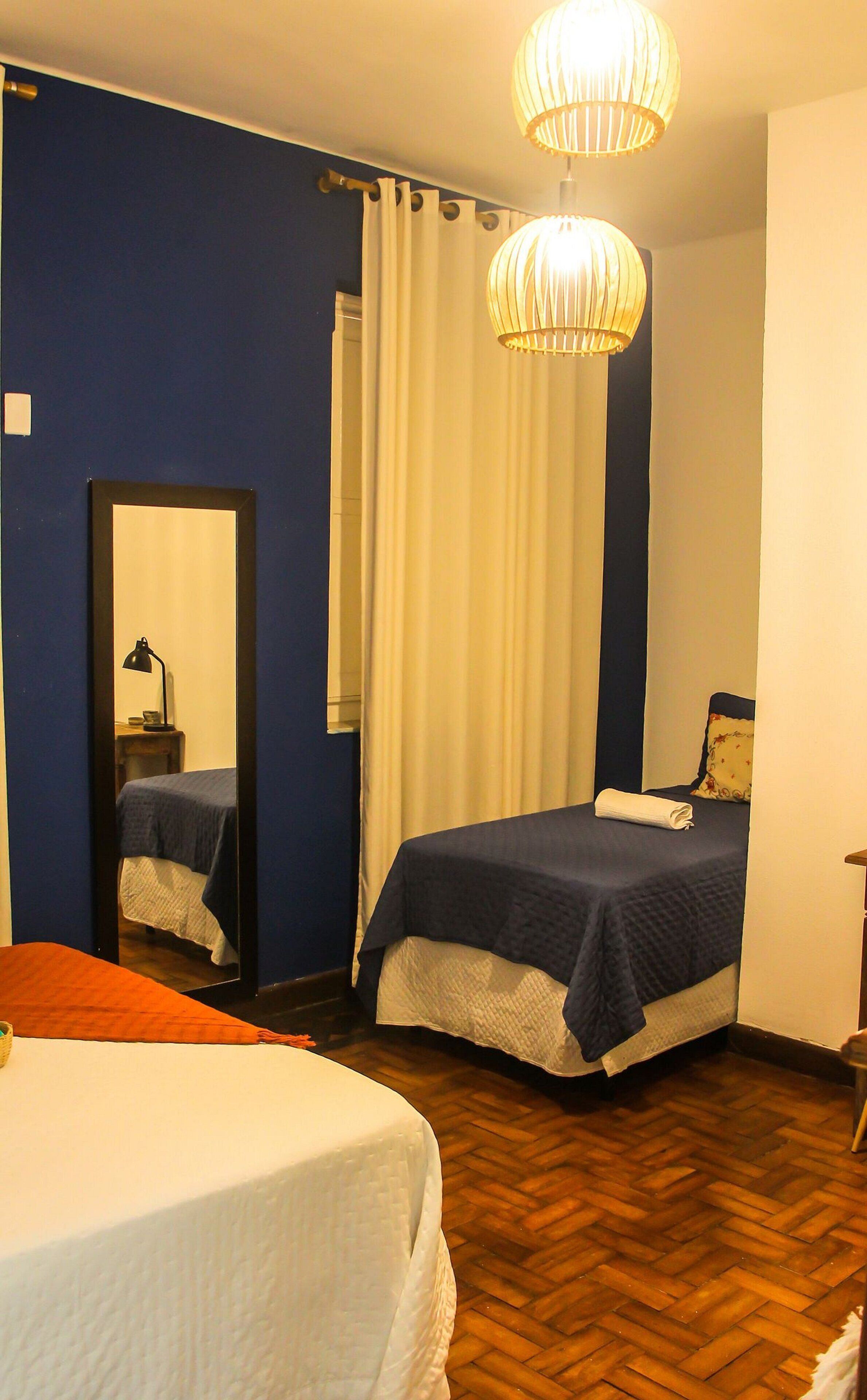Minibar, tabla de planchar con plancha, wifi gratis y ropa de cama 
