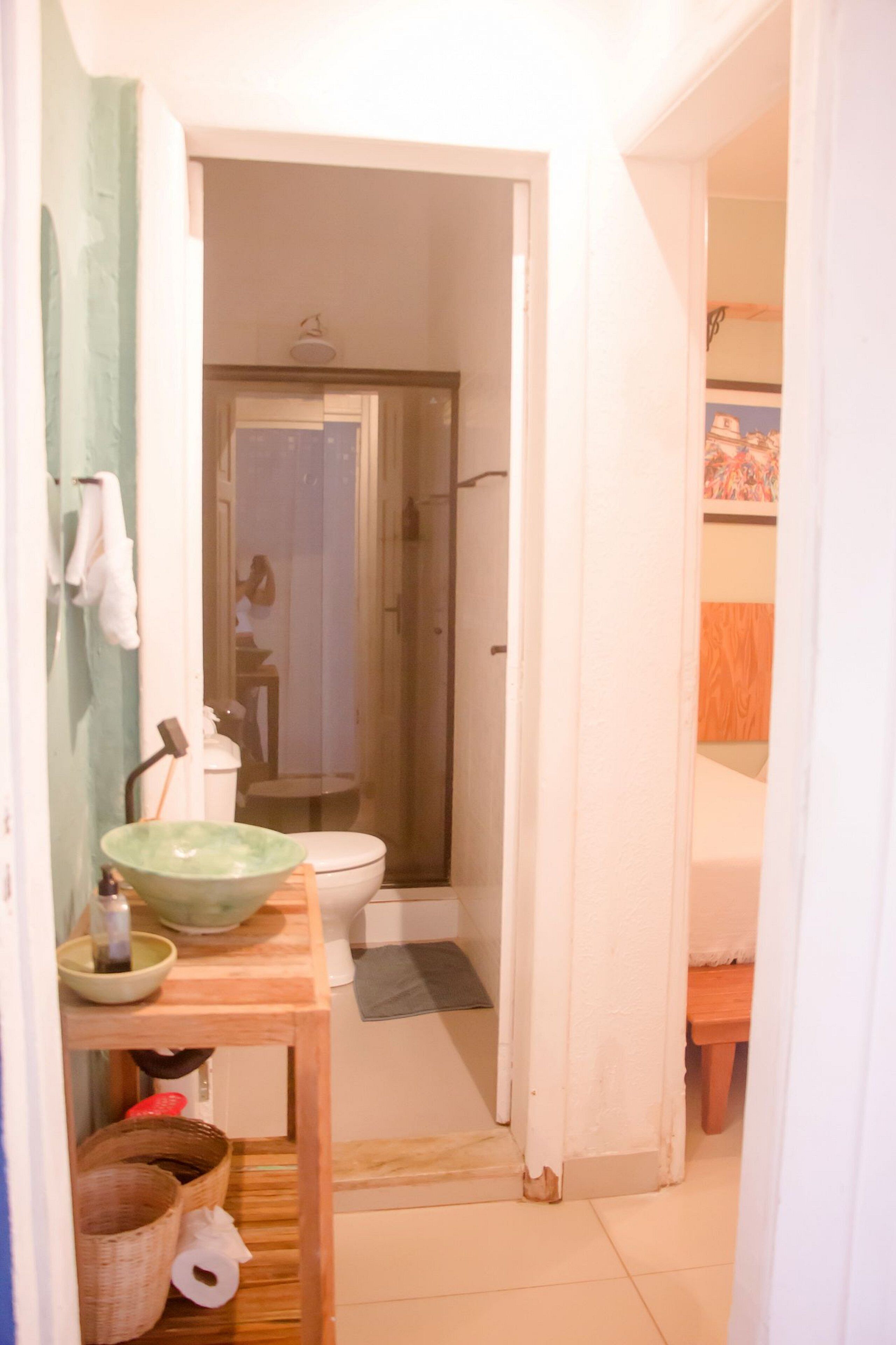 Basic Suite | Bathroom | Shower, free toiletries, hair dryer, towels