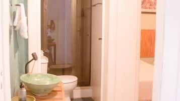 Ducha, artículos de tocador gratuitos, secador de pelo, toallas