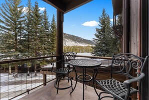 Outdoor dining - Cozy Mountain Getaway - Pool, Hot Tub & Shuttle Access (Keystone)
