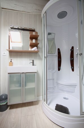 Douche, sèche-cheveux, serviettes fournies, savon