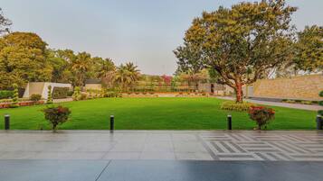 المنطقة المحيطة بالمنشأة