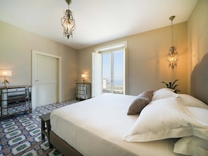6 bedrooms, iron/ironing board, WiFi, bed sheets - Villa Kalisa- Hillside Heritage Villa just steps from Sorrento Centre (Sorrento)