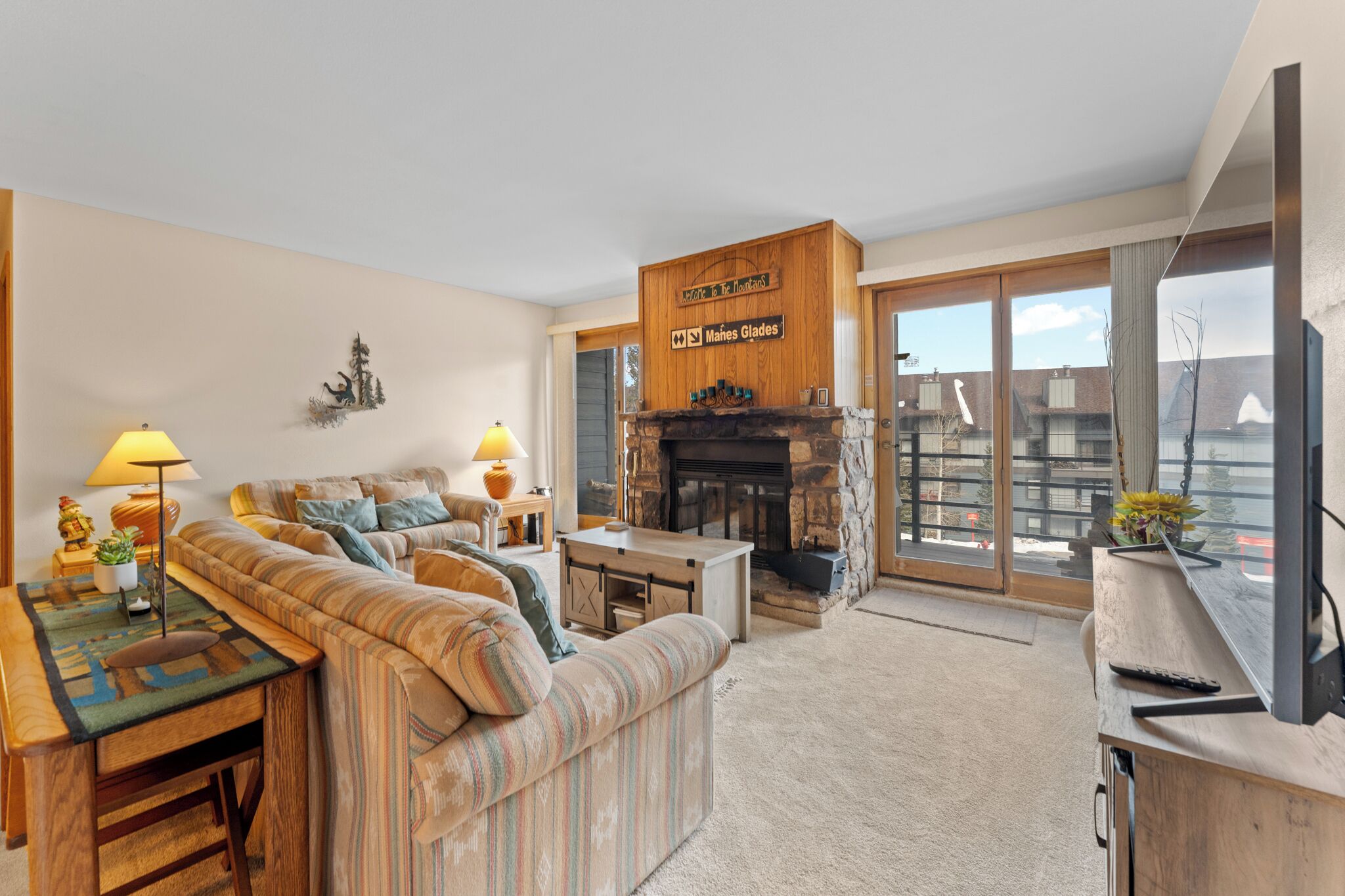 Smart TV, fireplace