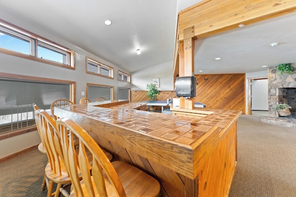 Dining - Mountain Condo w/ Fireplace Near 3 Ski Resorts (Silverthorne)