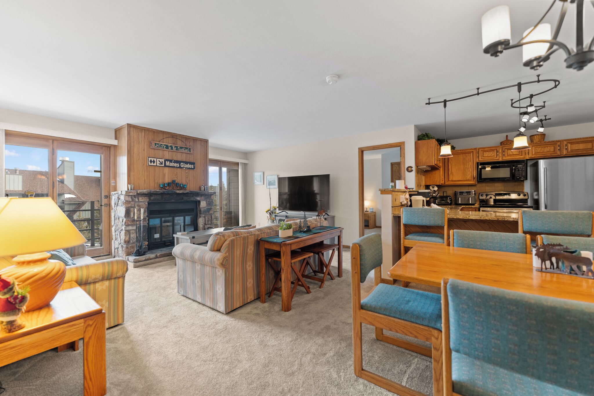 Smart TV, fireplace