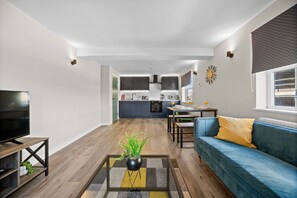 Unclassified image, 2 of 12, button - Modern 3BR - City Centre - Spacious Living (Cardiff)