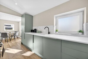 Interior - 2BR - Fast Wi-Fi - Work Space - Free Parking (Cardiff)