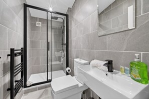 Bathroom - 2BR - Fast Wi-Fi - Work Space - Free Parking (Cardiff)