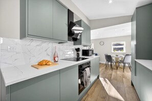 Private kitchen - 2BR - Fast Wi-Fi - Work Space - Free Parking (Cardiff)