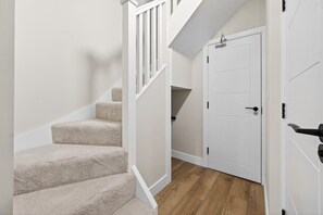 Interior - 2BR - Free Parking - Work Space - Fast Wi-Fi (Cardiff)
