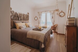 Tabla de planchar con plancha, wifi, ropa de cama