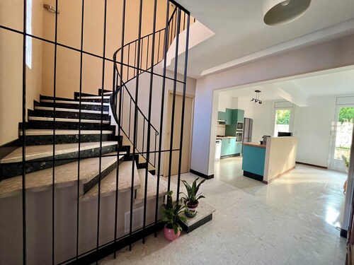 BETWEEN SEA AND MOUNTAINS. 5 MN WALK TO AMENITIES