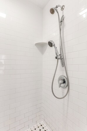 Sèche-cheveux, serviettes fournies, savon, papier toilette