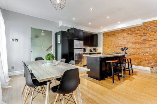 Spacious Loft w/ Victorian Charm & Balcony!