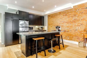 Private kitchen - Spacious Loft w/ Victorian Charm & Balcony! (Toronto)