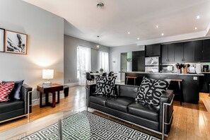 Living area - Spacious Loft w/ Victorian Charm & Balcony! (Toronto)