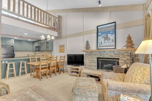 Living area - Adobe Style Condo With Loft - Creekside #58 2 Bedroom Home (Arnold)